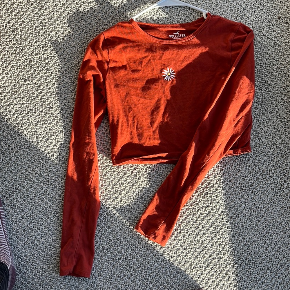Hollister crop top with cute daisy design!